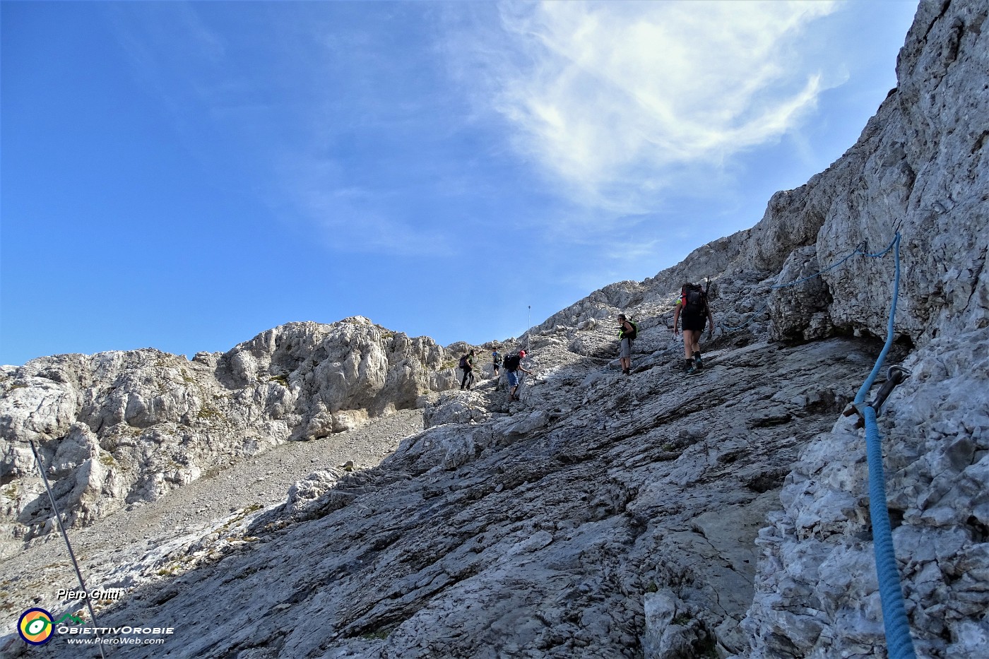 51 Sentiero 25 -Via della Ganda, ora su fondo roccioso , attrezzato con corda di sicurezza.JPG